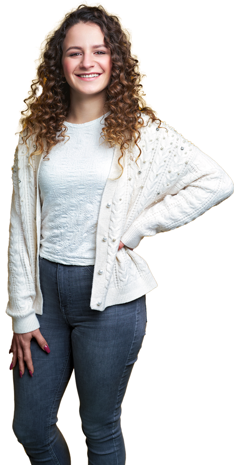 Eine Mitarbeiterin lächelt freundlich in die Kamera